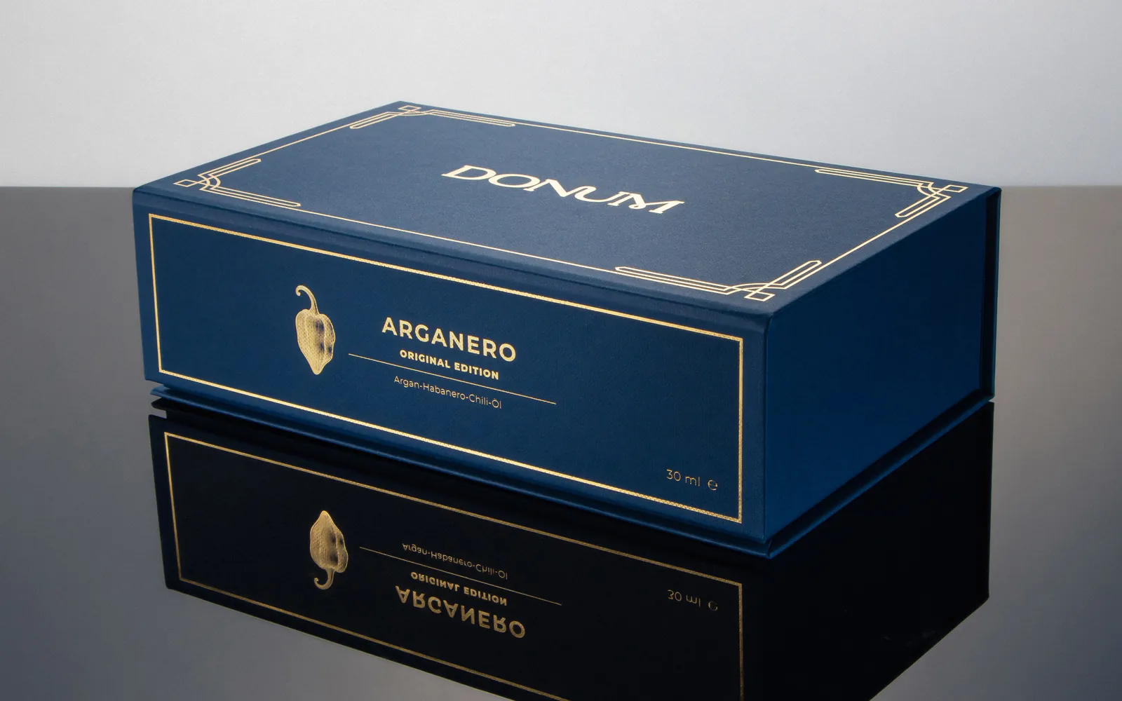 The closed DONUM gift box of the Original Edition with gold embossing